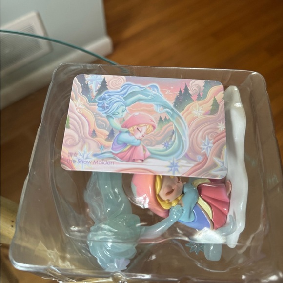 52TOYS Snow Maiden Figurine - Pastel Ice Blue & Pink - Picture 3 of 4